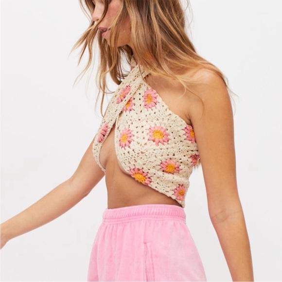 🆕UO Flower Crochet Triangle Scarf Wrap Top NWT - Picture 2 of 7